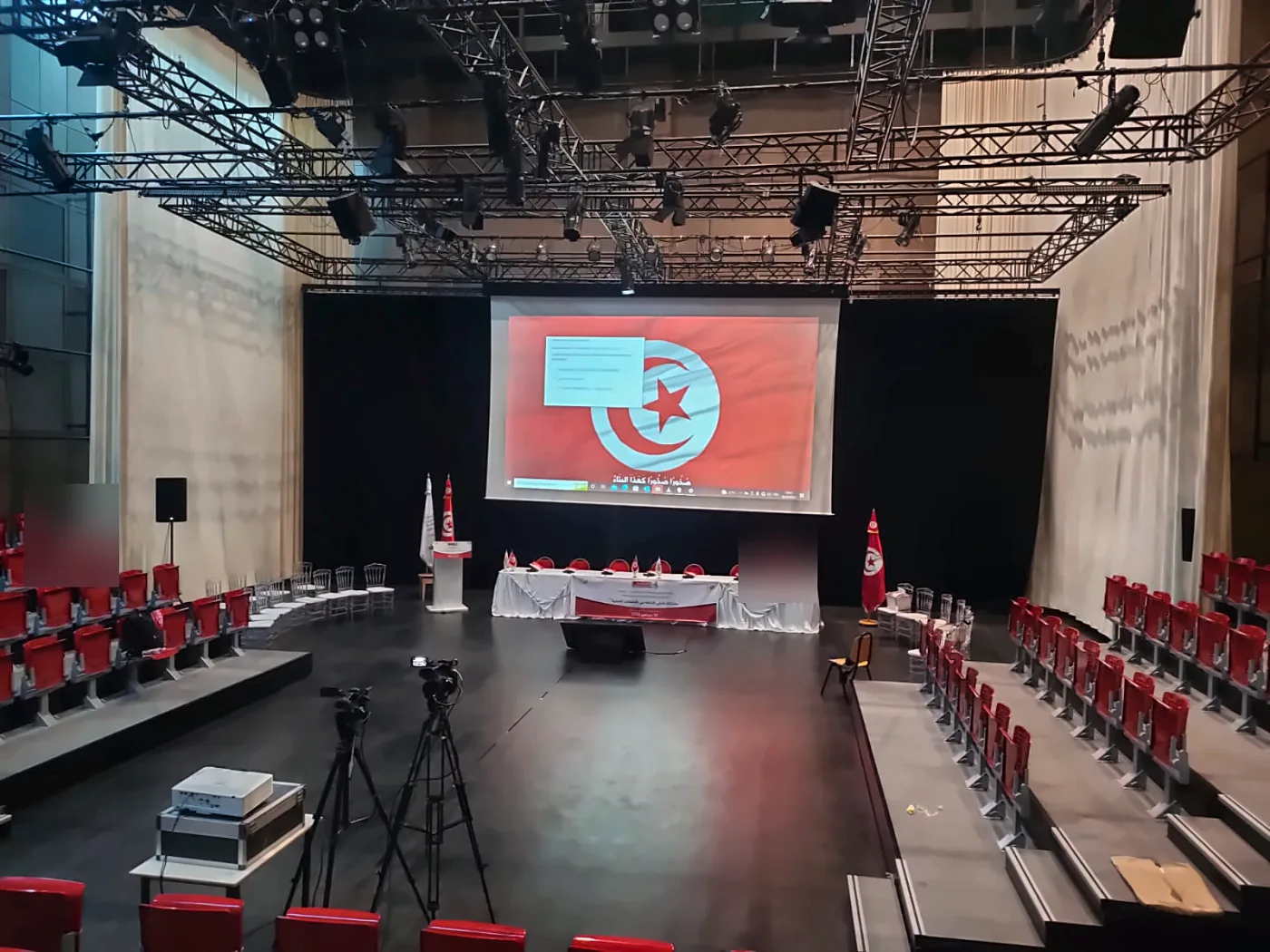 Conférence préparée dans une salle de spectacle : sonorisation, écran et caméras