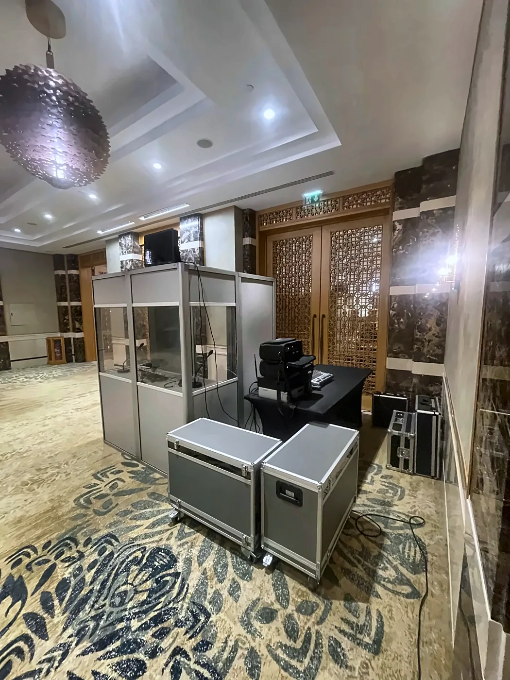 Cabine d'interprétation, régie et flight-cases de matériel avant une conférence
